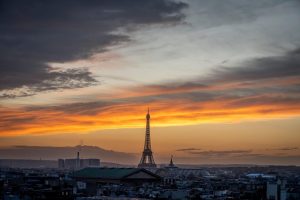 Parisul, scufundat în întuneric. Penele de curent ar fi fost cauzate de caniculă