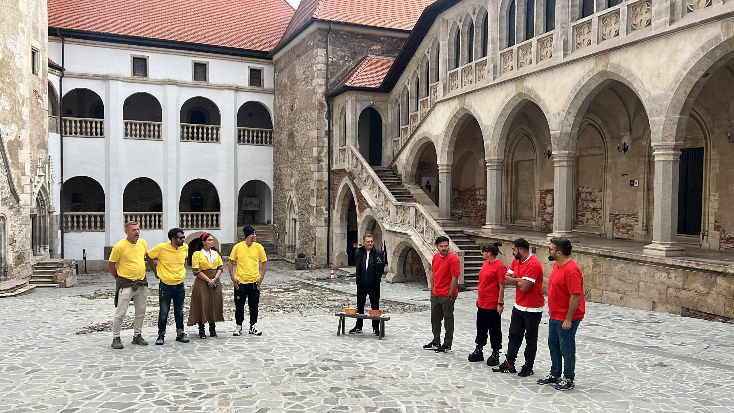Astăzi, de la ora 20:30, Castelul Corvinilor devine teren de joacă pentru vedete, la Poftiți pe la noi