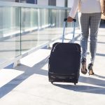 SRI anunţă condiţiile pentru transportul lichidelor în bagajul de mână în recipiente mai mari de 100 ml