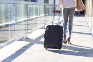 SRI anunţă condiţiile pentru transportul lichidelor în bagajul de mână în recipiente mai mari de 100 ml