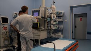 Salariile şi sporurile medicilor, sub lupa Guvernului. Bolojan anunţă noi măsuri în sistemul sanitar, la 17:00
