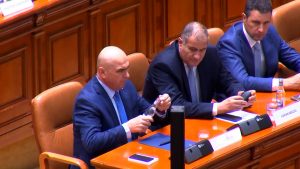 Scandalul PSD-PNL a ajuns la etapa „amante” şi „ciumpalaci”. Miza tăierilor anunţate de Bolojan