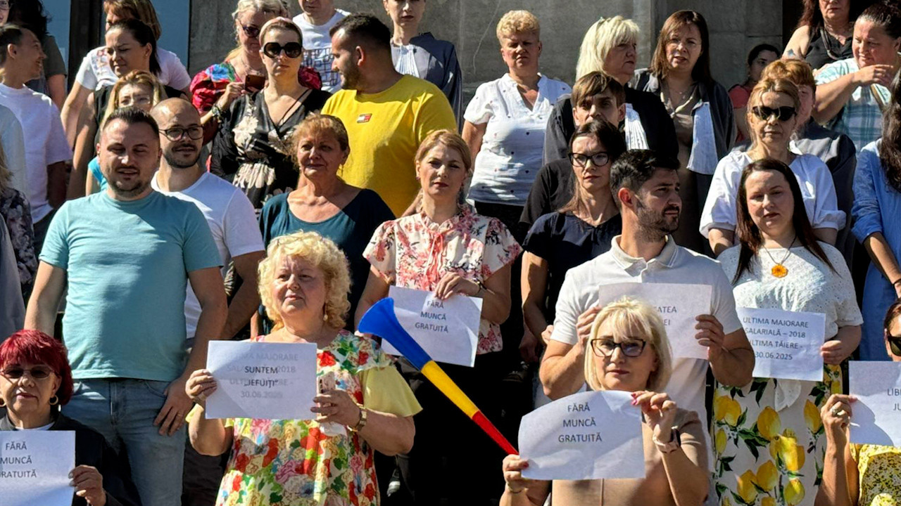 Prima zi cu sporuri tăiate pentru bugetari a adus proteste: „Suntem umiliți și jefuiți!”, „E doar începutul”