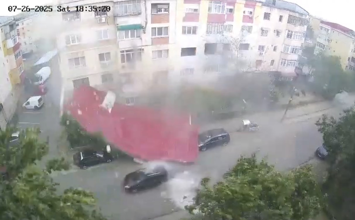 Momentul în care acoperişul unui bloc e smuls de rafale şi se prăbuşeşte pe stradă, în Calafat