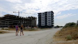 Anchetă Observator: blocuri şi hoteluri, construite ilegale, în zone în care legea „Seveso” interzice