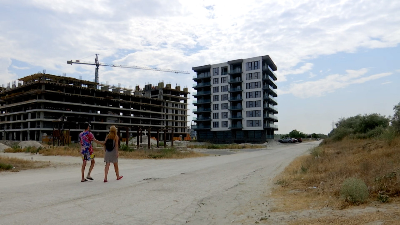 Anchetă Observator: blocuri şi hoteluri, construite ilegale, în zone în care legea „Seveso” interzice
