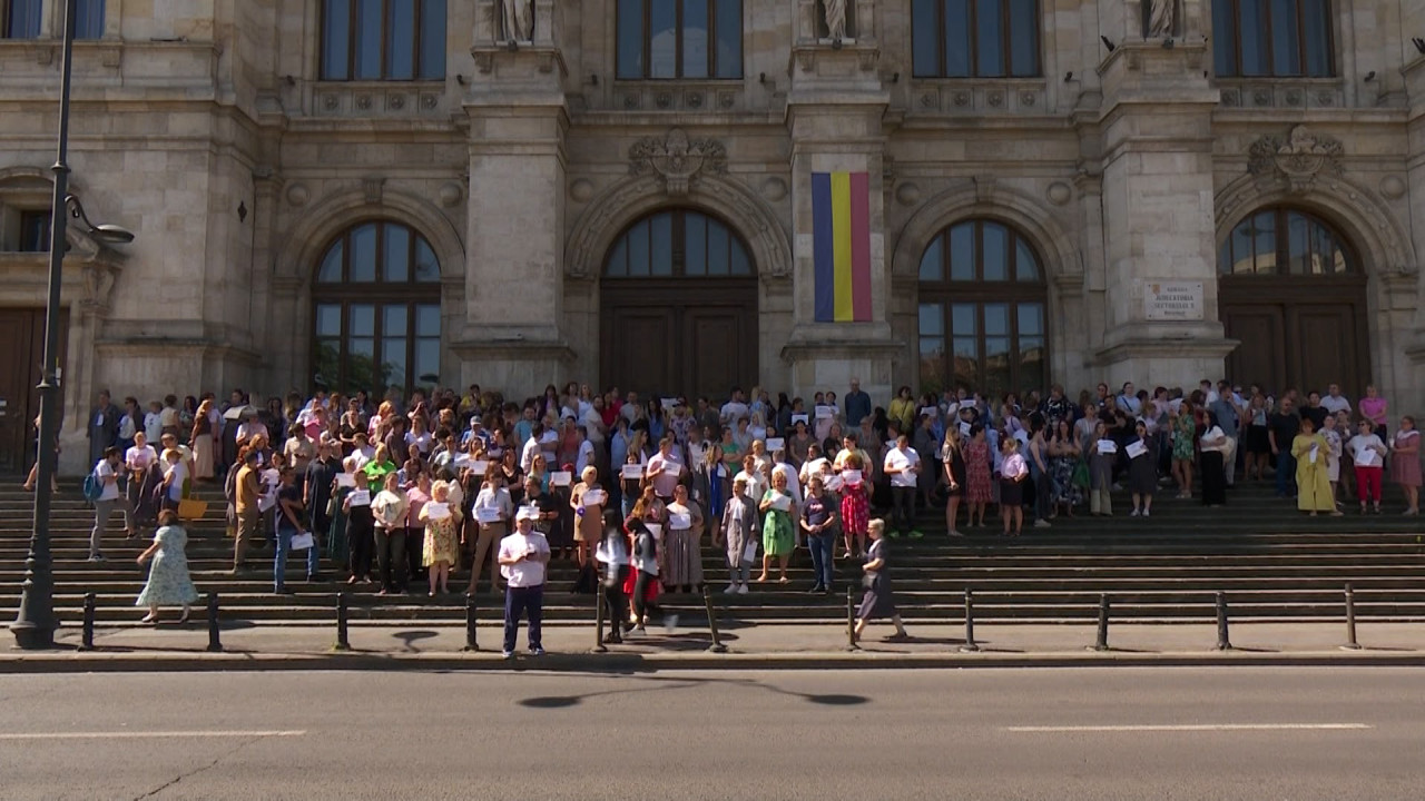 Bugetarii ieşiţi la proteste şi-au prezentat salariile. „E mult, spuneţi dvs.?”