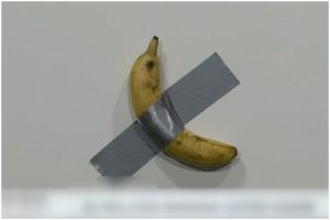 Un turist a mâncat celebra banană lipită cu bandă adezivă pe un perete, în valoare de peste 6 milioane $