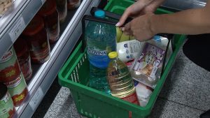 COMPARAŢIE. Cât va costa acelaşi coş de cumpărături de la 1 august, după scumpiri