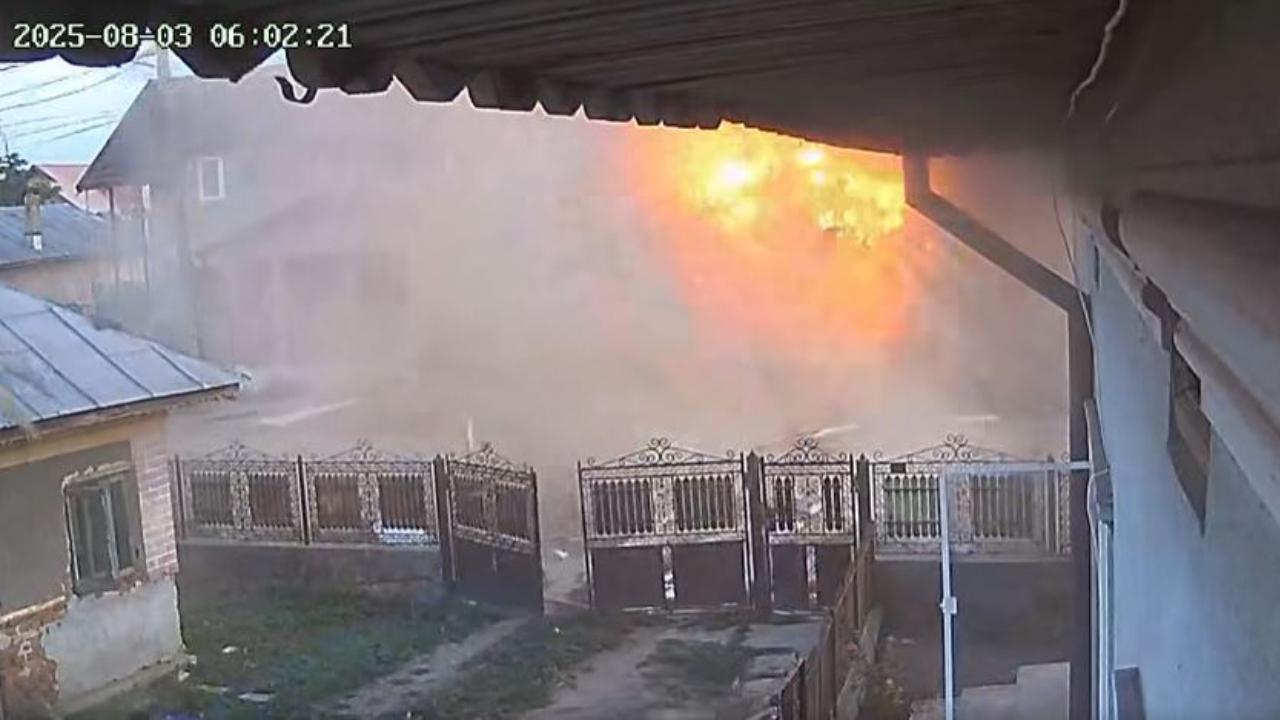 Momentul în care un magazin din Dâmboviţa sare în aer şi se aprinde ca o minge de foc. Explozia a făcut prăpăd