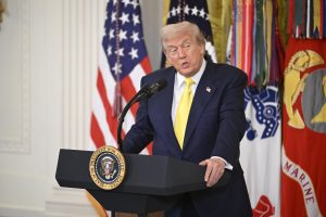 Trump anunţă un acord de pace „istoric” între Armenia şi Azerbaidjan. Spune că este meritul său exclusiv