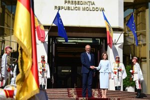 Tensiuni de Ziua Independenţei R. Moldovei. Liderul unui partid prorus, dus la poliţie. Jurnalişti, ameninţaţi