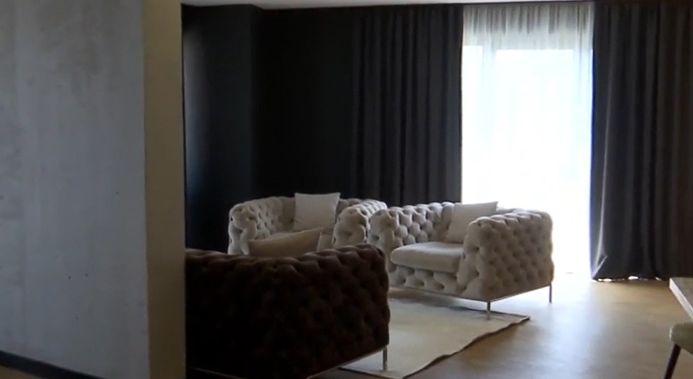 UNTOLD 2025. Cameră de hotel cu vedere spre scena principală, închiriată cu 600 de euro pe noapte