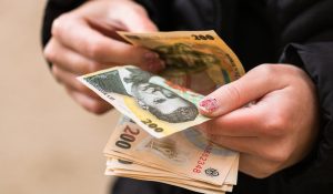 Fitch menţine ratingul suveran al României la „BBB minus”, cu perspectivă negativă