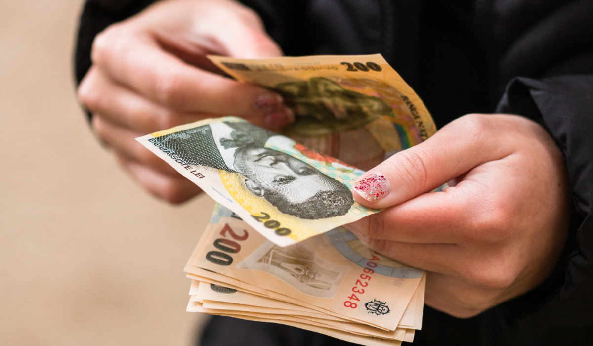 Fitch menţine ratingul suveran al României la „BBB minus”, cu perspectivă negativă