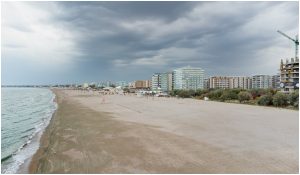 Turismul românesc, în cădere liberă. Stațiunea abandonată de turişti, cu prețuri de Ibiza și plaje în ruină