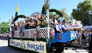 Oktoberfest a început cu preţuri şi temperaturi mai mari decât anul trecut. Cât costă o halbă de bere