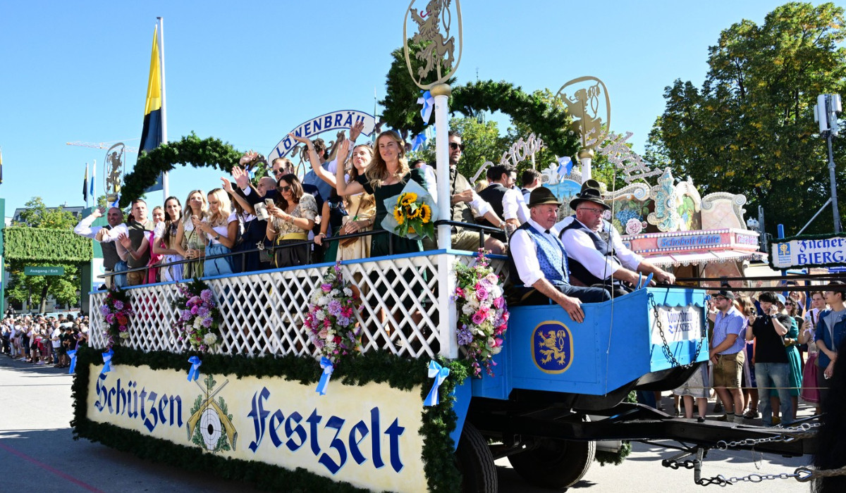 Oktoberfest a început cu preţuri şi temperaturi mai mari decât anul trecut. Cât costă o halbă de bere