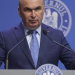 Bolojan dă asigurări că banii economisiţi din Educaţie „nu vor fi duşi în altă parte”