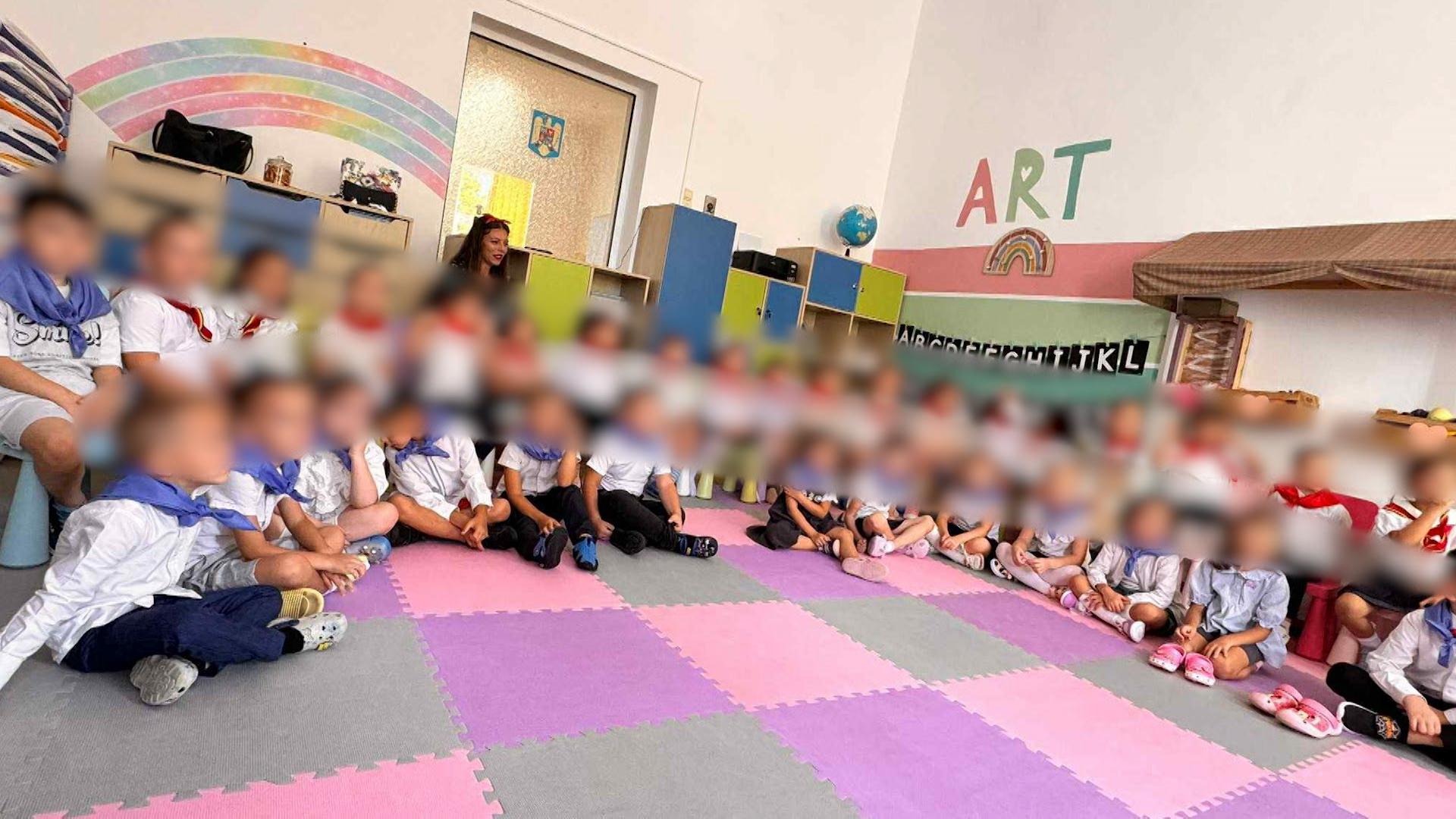 Copiii de la o grădiniţă din Satu Mare, îmbrăcaţi în pionieri şi „şoimi ai patriei”. S-a deschis dosar penal