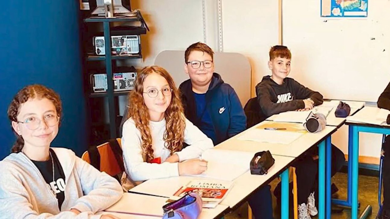 Limba română ar putea fi disciplină obligatorie la bacul francez. Ambasada României în Franţa caută profesori