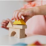 „Mănânci ciocolată maro”. Înregistrări șocante de la creșa din Arad, unde copiii erau terorizați de educatoare