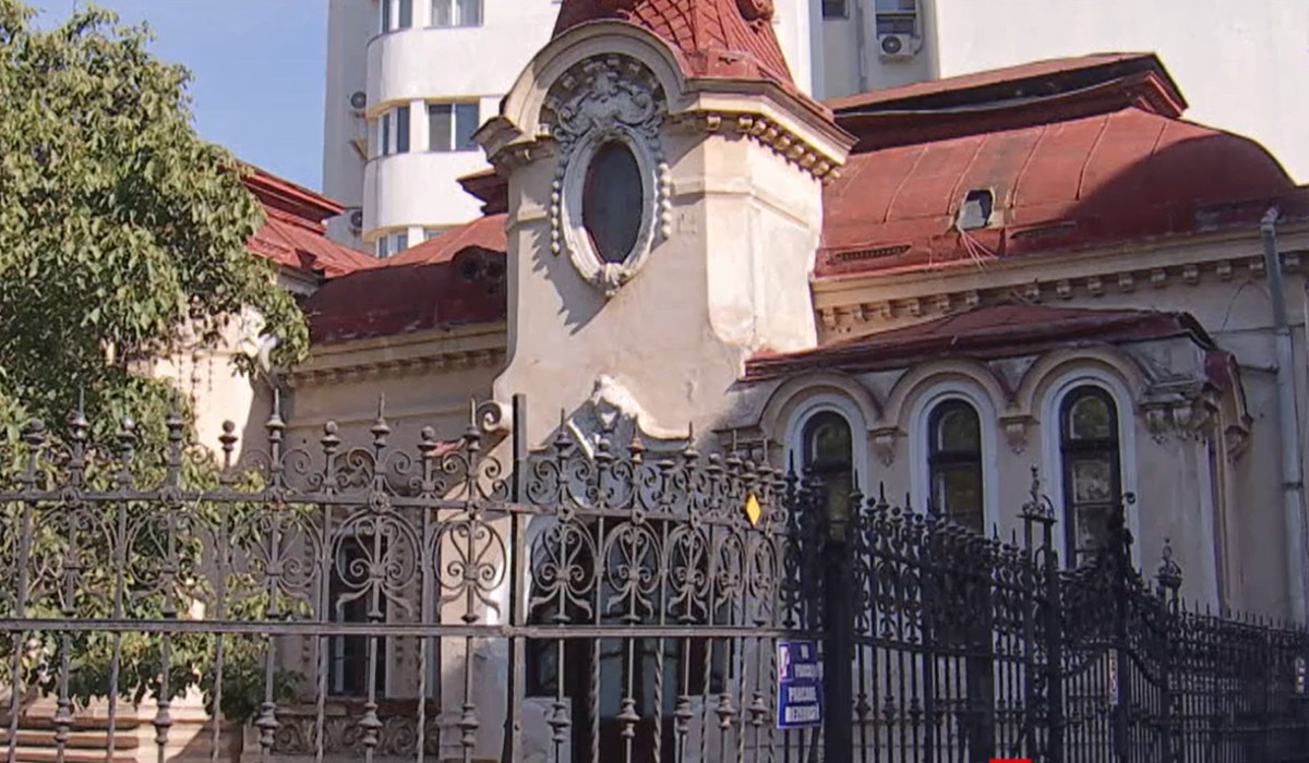 Peste 400 de clădiri retrocedate din Bucureşti, unele monumente istorice, au fost abandonate şi se degradează