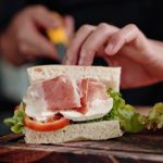 Pacheţelul pentru şcoală pierde teren în faţa fast food-ului. Ce ar trebui să le ofere părinţii copiilor