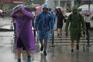 Şcolile din Capitală ar putea fi închise din cauza ciclonului. Cursurile, suspendate în alte două judeţe