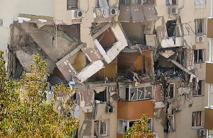 Jumătate demolat, restul consolidat. Cum va fi pus în siguranță blocul din Rahova