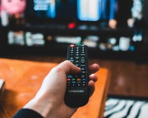 (P) Cât de mare ar trebui să fie televizorul tău raportat la camera în care se află?