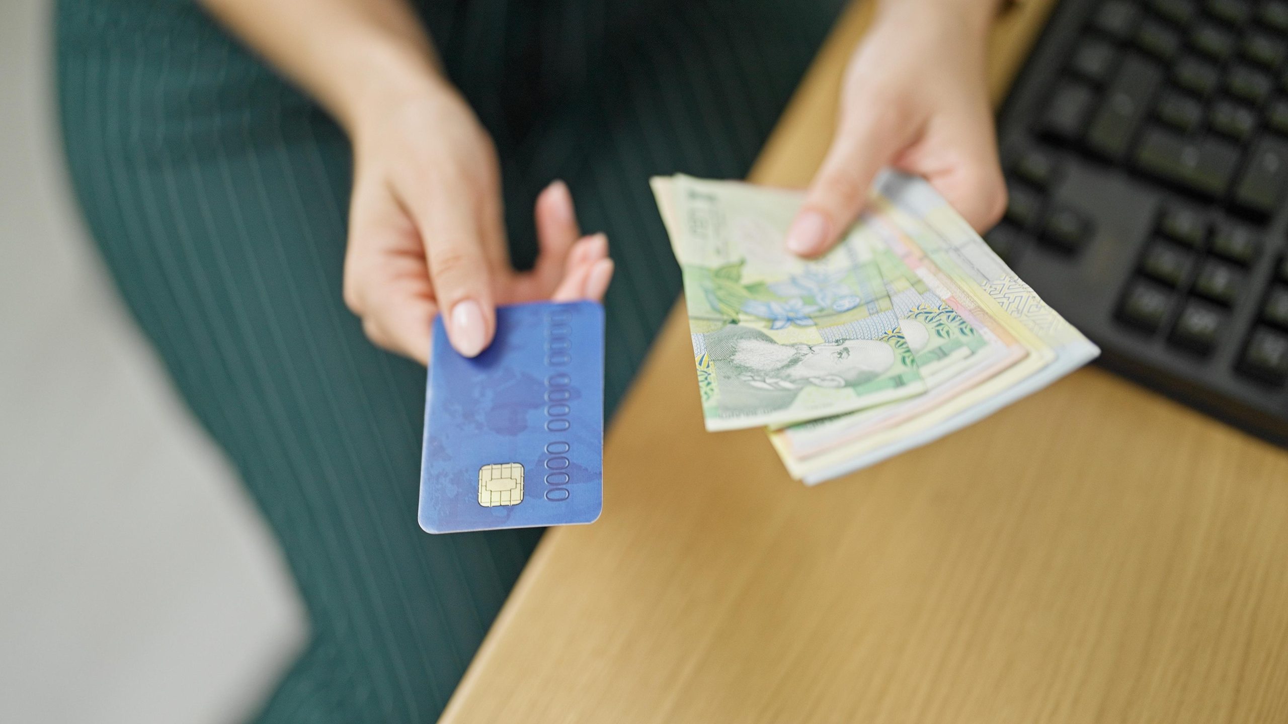 Mediul de afaceri vrea înghețarea salariului minim pe țară, în 2026: Nu sunt bani