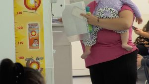 Boala care a umplut spitalele de pediatrie şi ia locul gripei toamna aceasta: „Febra alertează în primul rând”