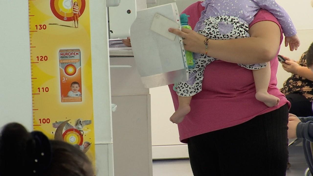 Boala care a umplut spitalele de pediatrie şi ia locul gripei toamna aceasta: „Febra alertează în primul rând”