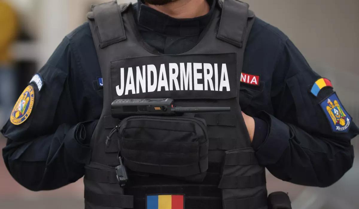Doi dintre susţinătorii lui Călin Georgescu, ridicați de jandarmi din faţa Tribunalului Bucureşti