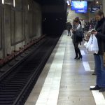 O tânără ia 23.000 € despăgubiri de la Metrorex, după ce s-a împiedicat de o plăcuţă metalică la Universitate