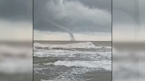 Fenomen spectaculos pe malul bulgăresc al Mării Negre. Trombe marine uriașe au inundat satele din apropiere