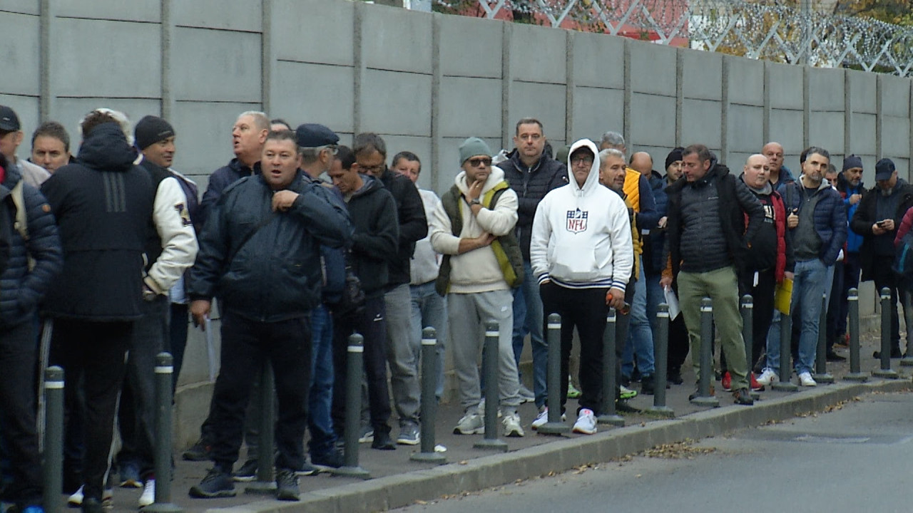 Imagini cu rezerviştii de peste 50 de ani, chemaţi la mobilizare de Armată. „Nu pot sta toată ziua”