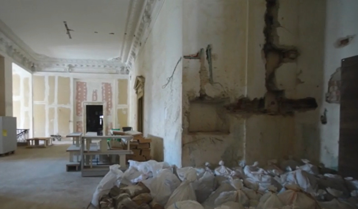 Cum au ajuns 17 milioane de artefacte să fie ținute în cutii, într-un muzeu din Bucureşti care stă să cadă