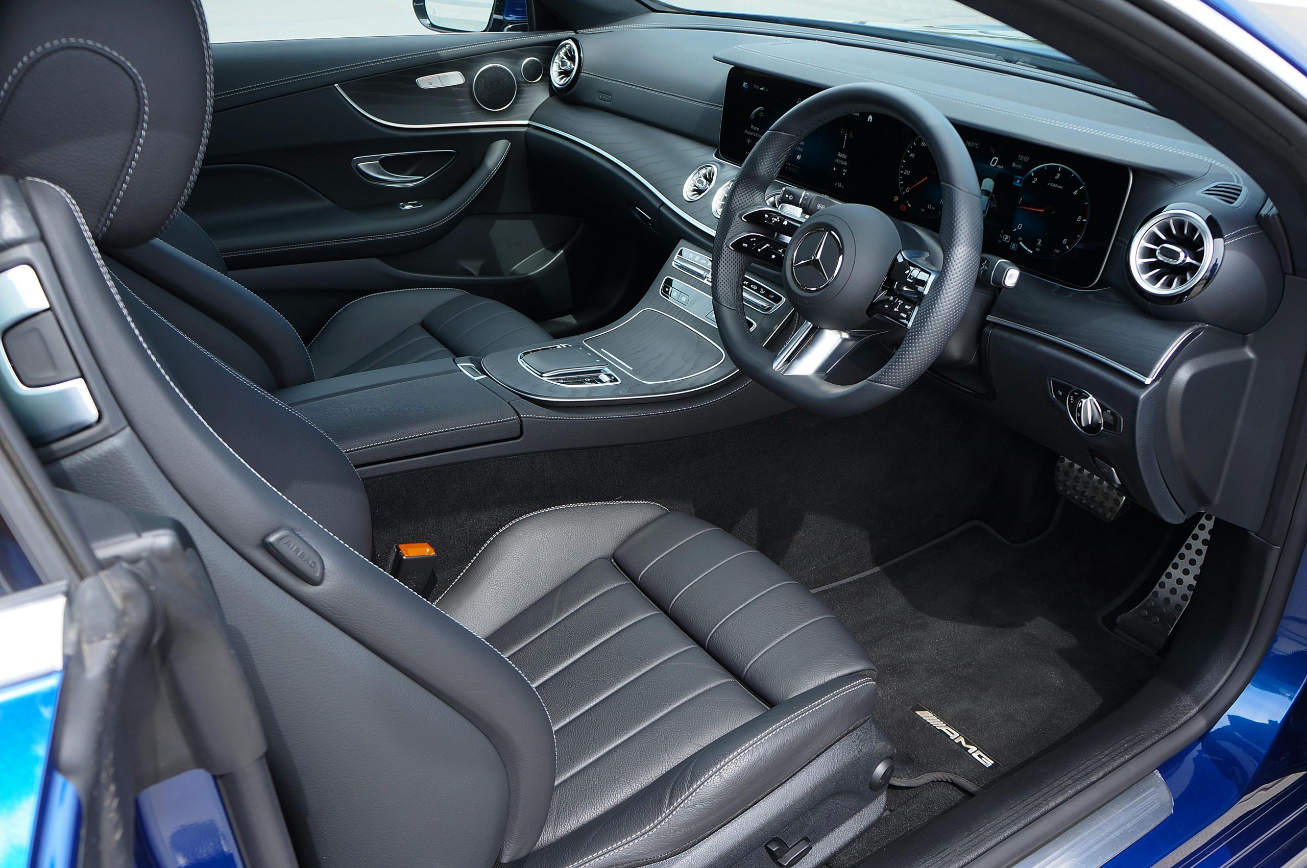 Cum să cureți geamurile mașinii în mod profesionist, fără efort? Serviciile de detailing interior sunt salvarea ta