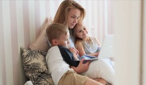 Cum îi învăţăm pe copii despre siguranţa online. 33% dintre părinţi se bazează pe discuţiile în familie