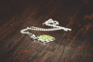 (P) Eleganță discretă și stil urban: cum se completează bijuteriile din argint cu accesoriile moderne