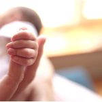 „Ține copilul la cald”. Intervenţie contracronometru în cazul unei mame care a născut singură acasă în Prahova