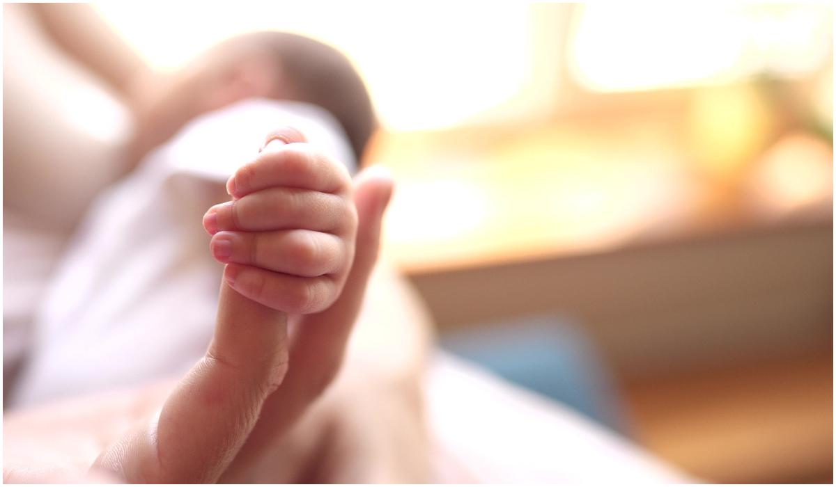 „Ține copilul la cald”. Intervenţie contracronometru în cazul unei mame care a născut singură acasă în Prahova