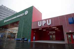 A comunicat cu medicii cât era operat pe creier. Tânăr de 20 de ani, salvat de o echipă de chirurgi români