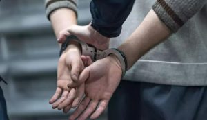 Bărbat din Prahova, arestat preventiv după ce a lovit un poliţist care încerca să îl încătuşeze
