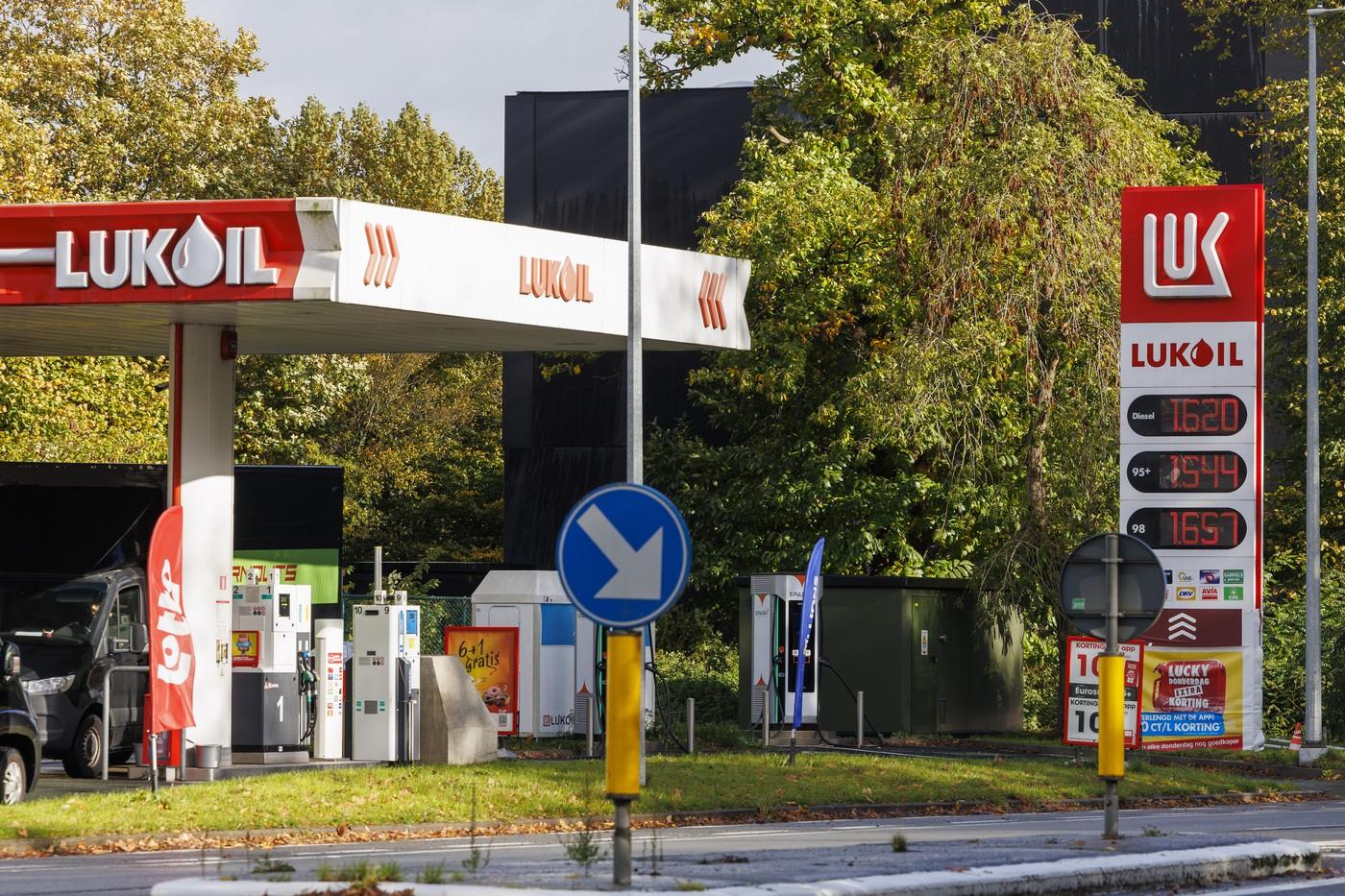 Bolojan, anunț despre Petrotel și benzinăriile Lukoil: Vom avea un mecanism propriu de sancțiuni
