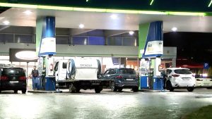 8,34 de lei un litru de motorină premium, iar scumpirea este doar începutul. Efectele crizei Lukoil