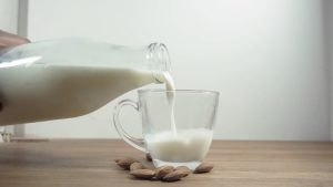 Laptele vegetal vs. laptele de vacă: ce aleg românii și ce spun specialiștii