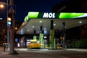 Ungurii de la MOL vor să cumpere benzinăriile și rafinăriile Lukoil din Europa, inclusiv cele din România
